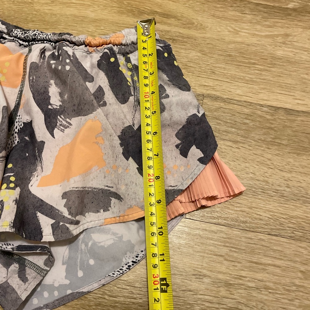 lululemon athletica Abstract Print Athletic Shorts in Peach, Gray, Yellow - Picture 9 of 10